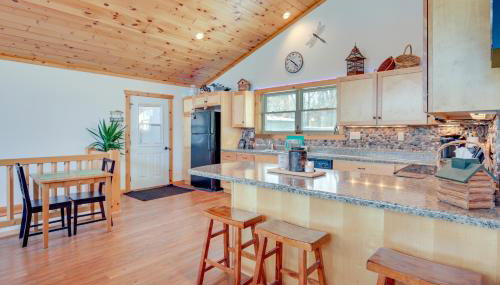 Lakefront Tomahawk Getaway with Deck and 2 Fireplaces! - Foto 2