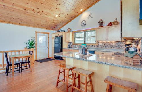 Lakefront Tomahawk Getaway with Deck and 2 Fireplaces! - Foto 2