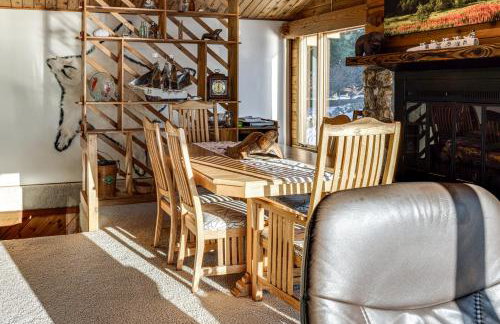 Hot Tub and Whale Watching! Scenic Sitka Escape - Foto 10