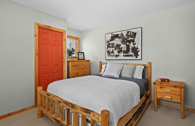 MODERN 4,500 sqft Ski Chalet: 5 Br + 6 Ba | Pool Table | Pool + PRIVATE Hot Tub - Photo 9