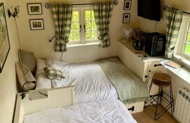 Beautiful Shepherd's Hut - Lois Weedon - Photo 20