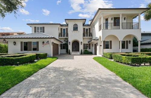 Near the Beach • Pool & Jacuzzi • Waterfront Villa - Foto 6