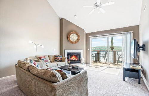 Amazing Lake Views with Pool, Loft, & Balcony - Foto 7