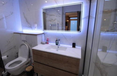 Luxury Studio, Rez de chaussée, Parking privé vidéo surveillance, Canapé haute qualité convertible couchage 2 personnes, Centre Ville proche, Restaurant, boulangerie 2 minutes à pied, Terrasse - 800mètre carré de terrain - Géré par Presta-Zen'Services - Foto 21