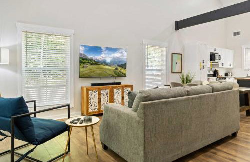 Secluded 3BR Cabin Lake Access & Resort Perks - Foto 1