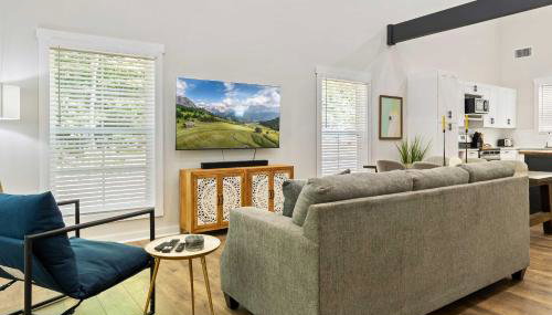 Secluded 3BR Cabin Lake Access & Resort Perks - Foto 1