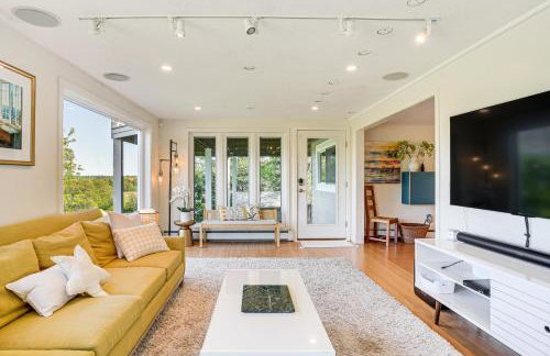 Elegant Gloucester Beach Getaway with Ocean Views! - Foto 12