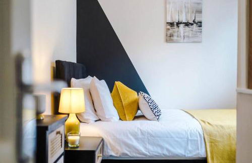 Cheerful 3 bedroom home with parking near Chester - Photo 40