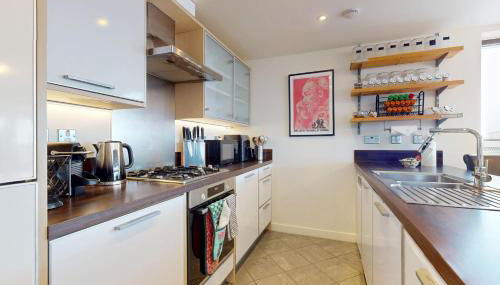 Penthouse Sanctuary with Wraparound Balcony - Pass the Keys - Foto 4, Other