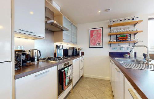 Penthouse Sanctuary with Wraparound Balcony - Pass the Keys - Foto 4