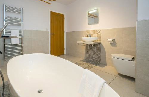 Modern 4-Bed Home Spacious & Comfortable - Pass the Keys - Foto 34