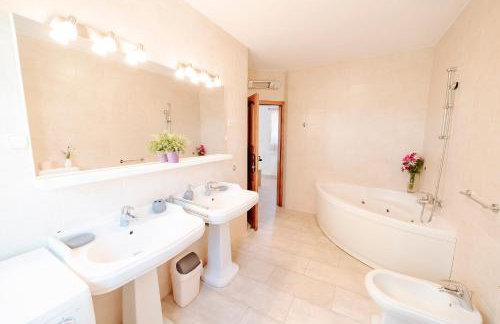 Villa Alma mit privatem Saltwater Pool - Photo 18