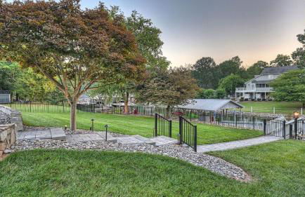 Lakefront Home w Pool, Dock, Fire Pit & Game Room Sip, Sip Away by Avantstay - Foto 38