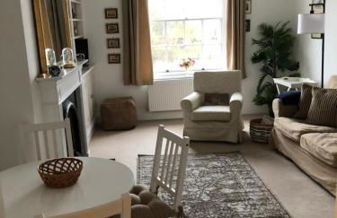 Beautiful riverfront cosy one bedroom apartment - Photo 3