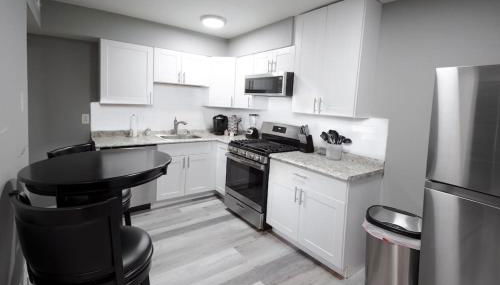 Luxurious 2-Bedroom Abode with Elevated Comforts Near Main Street - Foto 4