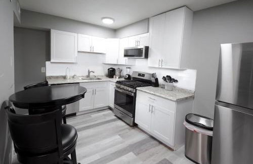 Luxurious 2-Bedroom Abode with Elevated Comforts Near Main Street - Foto 4