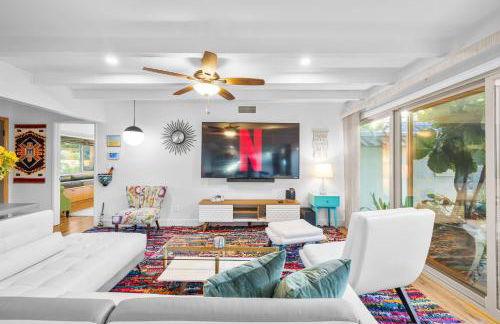 Nature-Inspired Stay with Pool, Fire Pits and More - Foto 29