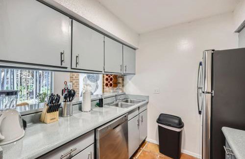 Your Cozy King Suite Getaway - Sleeps 4 - Pool, Prkg - Foto 22