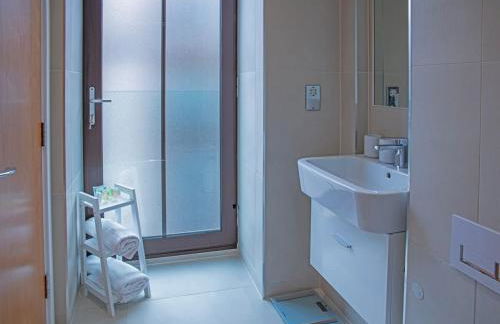 Westminster 2 bed 2 bath apartment with Air-Con - Photo 18