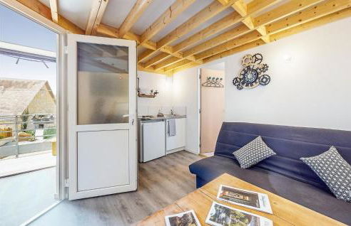 Stunning Home In Neuilly Le Vendin - Photo 5