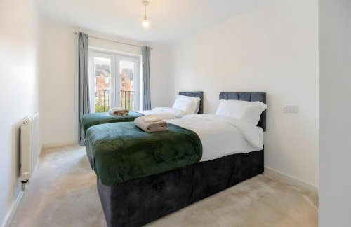 FREE parking, LARGE House for Contractors & Families, Sleeps 7, 25 mins to MANCHESTER & LIVERPOOL - Foto 1