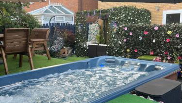 Romantic Swiss Cabin Hideaway & Hot Tub Spa Pool - Foto 5, Garden, Garden view