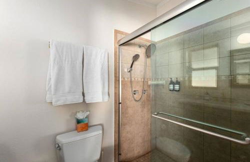 Stylish Mid-Century Oasis with Pool - Foto 6