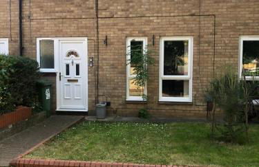 Charming 3 bed near A1 and central Peterborough - Photo 2