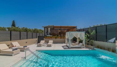Fratelli Villa, with Heated Pool & Spa Whirlpool, By ThinkVilla - Foto 2, sunbed