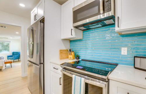 Private Hot Tub and Fenced Yard Sleek Gulfport Home - Foto 16