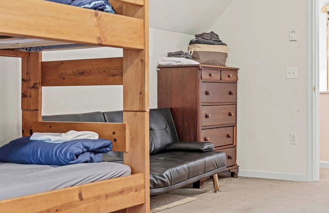 Alpine Serenity by Avantstay Beach + Lake Access Theater, Deck, Playroom - Foto 48