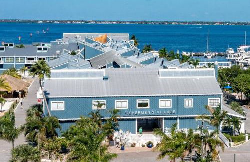 Relaxing 4 bedroom home with Pool - Photo 33