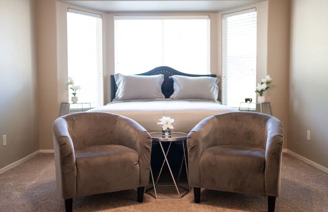 Cozy Hidden Gem - 3BR - 1Den w Backyard - Foto 6