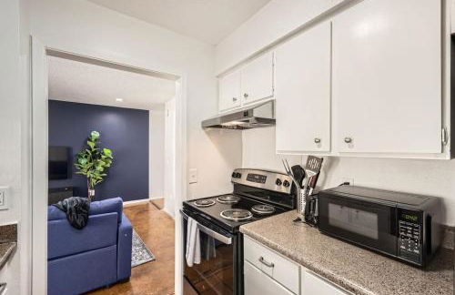 Your Comfy King Suite Getaway - Sleeps 4 - Pool, Prkg - Foto 18