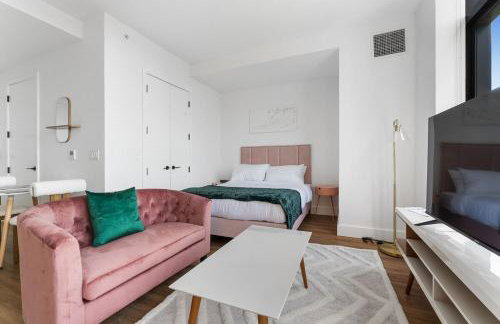 Sleek and Stylish Studio, Luxe Perks in Prime Spot - Photo 18