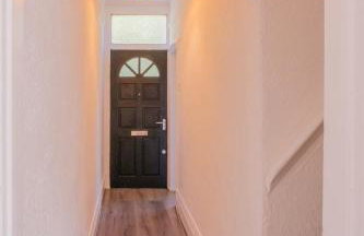 4-Bed Family House in Leeds with park view - Foto 30