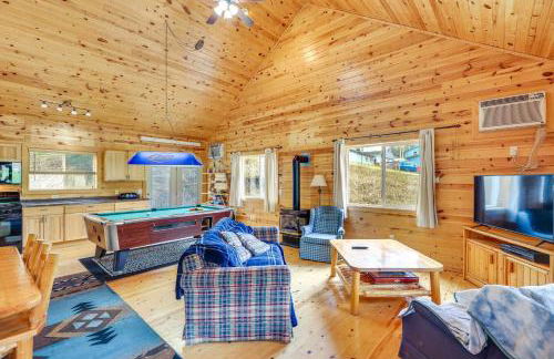 Wraparound Deck and BBQ Pet-Friendly Deadwood Cabin - Foto 6