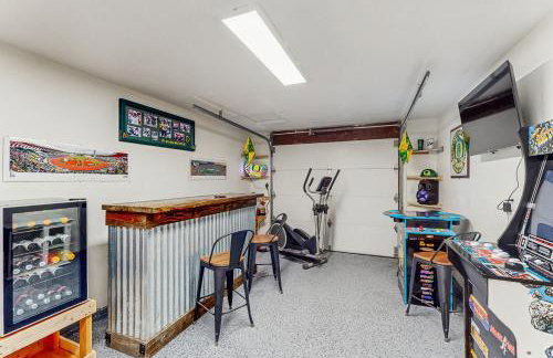 2 Mi to Campus! Family Home with Game Room in Eugene - Photo 3