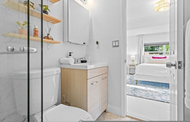 Arthaus- Fully Stocked Kitchen and Fenced Yard - Foto 20