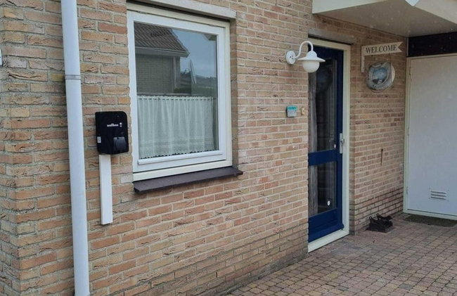 Appealing Bungalow With Garden - Photo 2