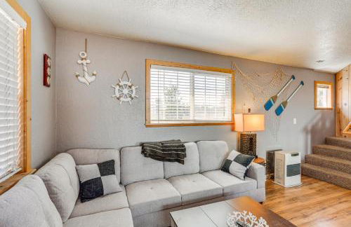 Less Than 1 Mi to Lake Almanor Home with Furnished Decks! - Foto 3