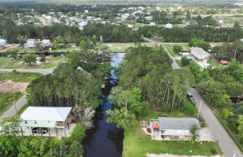 Waterfront Home Game Room Ping Pong Outdoor Bar Area - Foto 41