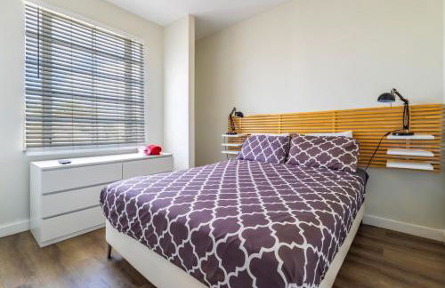 Coastal 2BR Escape | Walk to Beach & 2 Queen Beds - Foto 28