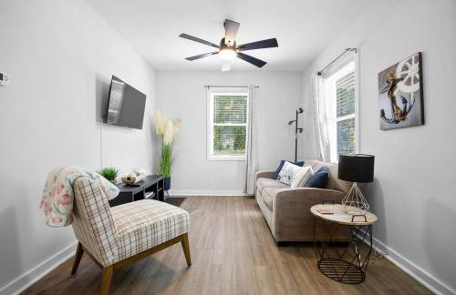 Private Downtown Bungalow Near Riverwalk & Beaches - Photo 26