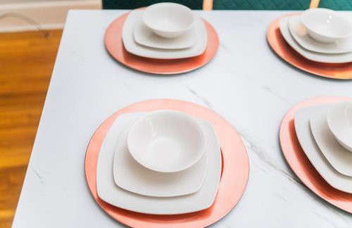 TWO town homes! 6 Bedrooms, 2 King beds, Walk to Eats - Foto 46