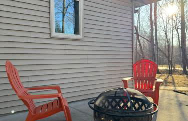 Woodlawn Lakeside Retreat - 2 BR Waterfront Cabin - Foto 16