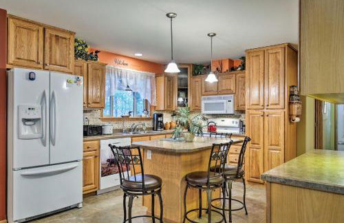 Lakefront Family Getaway with Private Deck and Dock! - Foto 7