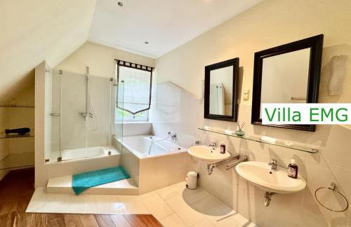 Luxus Ferienhaus Villa EMG Dortmund in Ennepetal, nah Düsseldorf, Köln mit Tennis Court, Garten, Kamin für Familien Gruppen bis 20 Personen - Foto 46