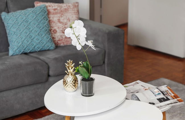 Balcony Retreat Apartment by Ready Set Host - Foto 12