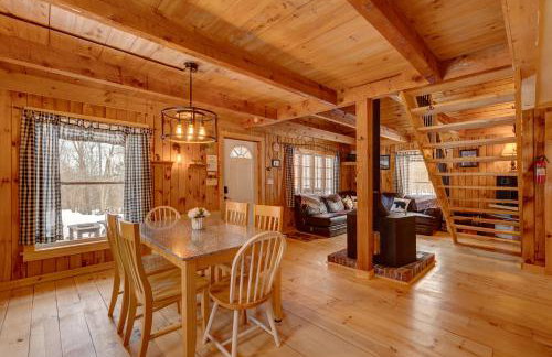 Secluded 2BR Cabin w Hot Tub, Pond, Trails, WiFi - Foto 17